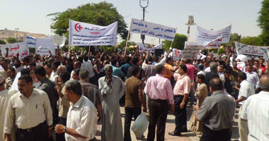 ألف قبطى يتجمهرون أمام محافظة أسوان للمطالبة بإعادة بناء المريناب