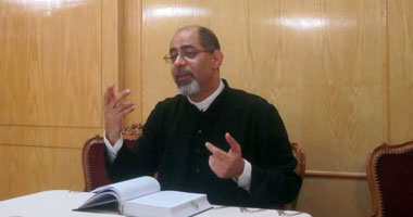 مطران المنيا يوقف عظته على قناة الكرمة مطالبًا بالاعتذار للكنيسة الكاثوليكية