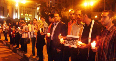 نشطاء يطلقون البلالين أمام مبنى التلفزيون لإحياء ذكرى "أحداث ماسبيرو"