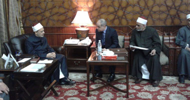 شيخ الأزهر يستقبل محافظ مطروح ويوافق على توفير متطلبات التعليم لمعاهد المحافظة