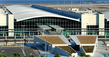 قبرص تعيد فتح مطارى لارنكا وبافوس بعد إغلاقهما بسبب كورونا
