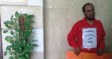 مدرس يضرب عن الطعام أمام مكتب محافظ الوادى الجديد بسبب نقله تعسفيًا