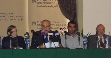 بالصور.. الجامعة الأمريكية تنهى أزمة احتجاجات الطلاب وتعلن عن حد أقصى لزيادة المصاريف سنويا 2.3% من العام القادم.. وإلغاء مجالس تأديب الطلاب والتحقيق عن طريق الإدارة.. والطلاب يلوحون بعلامات النصر