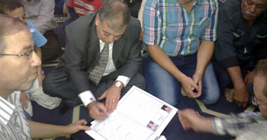محافظ الفيوم يلبى دعوة عروس ويشهد على عقد قرانها