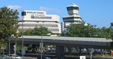 إلغاء مئات الرحلات الجوية فى مطارين ببرلين بسبب إضراب الموظفين 