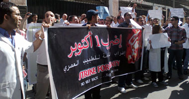 وقفة للأطباء أمام "الصحة" احتجاجًا على تجاهل مطالب إضرابهم