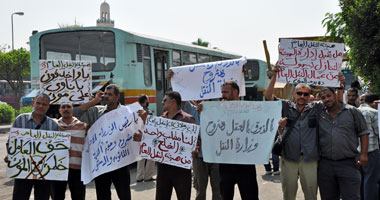 العاملون بالنقل العام يهددون بالتظاهر للمطالبة بتعديل نظام الأجور