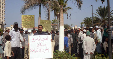 مزارعو جزر بحيرة المنزلة ببورسعيد يتظاهرون أمام مبنى المحافظة