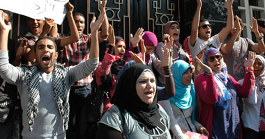 الحاصلون على الثانوية من دول عربية ينظمون وقفة أمام "التعليم العالى"