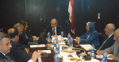 بالصور.. وزير الإسكان يناقش خطة "التمويل العقارى" 