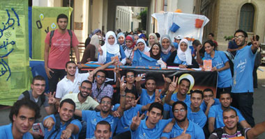 بالصور فريق "GATE" يغنى لتحقيق الأحلام لطلاب هندسة القاهرة