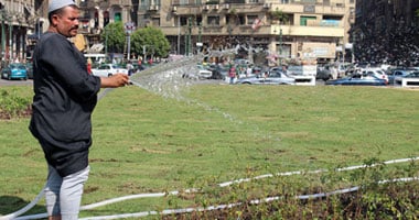 عمال النظافة يرفعون مخلفات التحرير بعد اشتباكات الإخوان بالميدان أمس