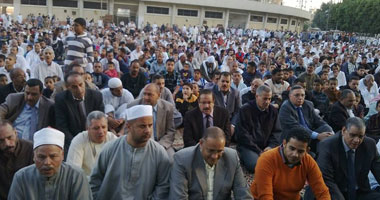 محافظ سوهاج وقيادات الأمن بالمحافظة يؤدون صلاة العيد فى الاستاد