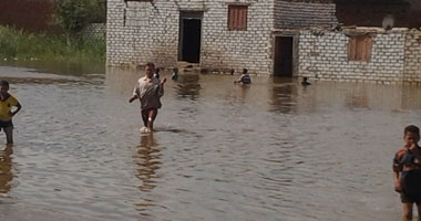 الحماية المدنية تنقذ 25 مواطنا فى البحيرة بعد محاصرة مياه الأمطار لمنازلهم
