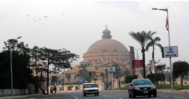 أمن جامعة القاهرة يسلم 4 طلاب إخوان لأمن الجيزة بعد رشقهم الحرم بالشماريخ