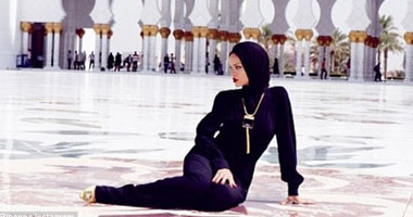 ريهانا ترتدى الحجاب وتزور المساجد فى أبو ظبى 