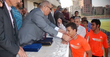 المحافظ يكرم والدة "فقيد" منتخب الهوكى والفائزين فى الشرقية