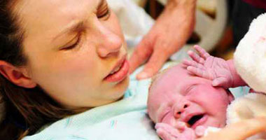 الولادة القيصرية تقلل عدد الخلايا الميتة بمخ الأطفال وتحد من بكائهم