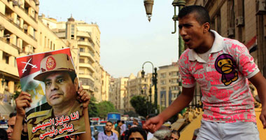 طلاب حلوان يرفعون صورة السيسى ويطوفون الجامعة بالطبول رافعين علم مصر