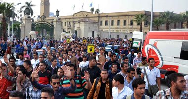 أمن جامعة القاهرة يفصل طلاب المحظورة عن المستقلين بحواجز حديدية