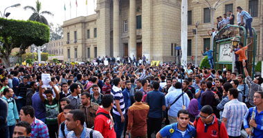 ننفرد بنشر ضوابط "الأعلى للجامعات" للحد من الشغب.. التظاهر بالإخطار المسبق ومنع "الدفوف" و"مكبرات الصوت".. وغرامة 5 آلاف للكتابة على الجدران.. وحظر بقاء الطلاب والاعتصام عقب المحاضرات