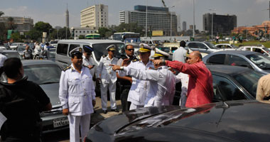 بالصور.. مدير أمن القاهرة يزور التحرير ولواء يقبل رأس تلميذة بالميدان