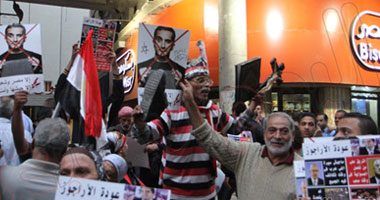 اشتباكات بين الغاضبين من باسم يوسف وجمهوره أمام مسرح راديو