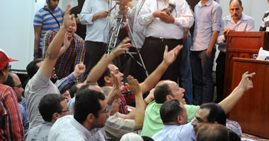 تجدد الاشتباكات فى عمومية "الأطباء" الطارئة بسبب شعارات رابعة