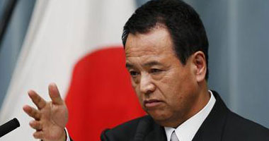 وزير الاقتصاد اليابانى يصل دافوس وسط فضيحة تمويل