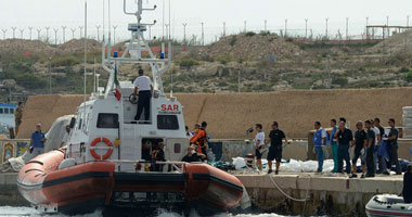 سفينة حاويات تلتقط 113 مهاجرا من قارب جنوبى إيطاليا