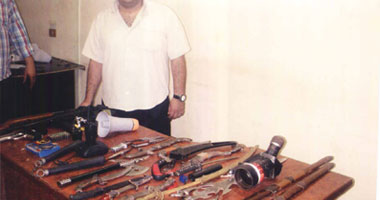 القبض على عاطل لحيازته رشاش و20سلاحا ابيض وإشارات خاصة بالشرطة 