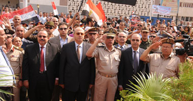 مدير أمن القليوبية يضع زهورا على النصب التذكارى للجندى المجهول