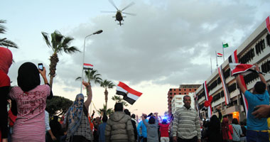 طائرات الجيش تلقى هدايا على المواطنين بالتحرير فى ذكرى نصر أكتوبر