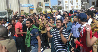 مشادات كلامية بين طلاب المحظورة بهندسة عين شمس وموظفى الجامعة