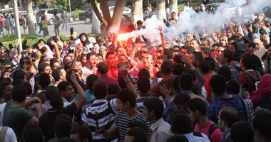 قوات الأمن تحبط خطة طلاب "المحظورة" فى التظاهر بميدان النهضة.. وطلاب "السعيدية" يشعلون الشماريخ.. وأمن جامعة القاهرة يمنعهم من الدخول.. ومسيرة مؤيدة للجيش.. وطفل يهتف بـ"حلوان" ضد "الإخوان"