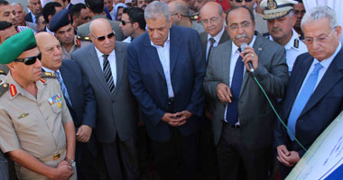 وزير الإسكان يتلقى طلبات المواطنين عقب افتتاحه محور أحمد عرابى