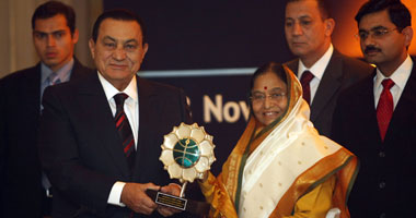 الرئيس مبارك يتسلم جائزة نهرو للتفاهم الدولى