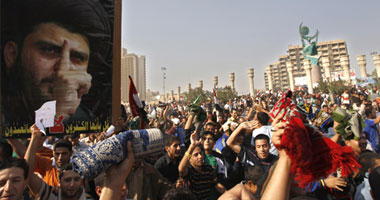 متظاهرون عراقيون ينزلون علم كردستان ويرفعون العلم العراقى بديالى