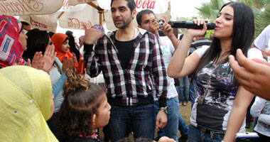 بالصور.. مروة نصر تغنى لـ"أطفال الأورام"