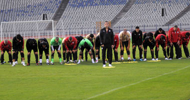 أبو تريكة يؤم لاعبى المنتخب فى صلاة المغرب