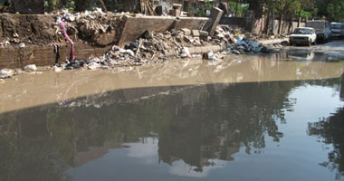ماسورة مياه مكسورة تغرق شارع ترعة عبد العال بالجيزة