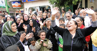 بالصور..سيدات الشرابية يرقصن فى الشوارع لدعم مرشحى الوطنى