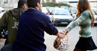 ضبط عاطلين يستقلان دراجة نارية وراء سرقة حقيبة من سيدة بمصر الجديدة