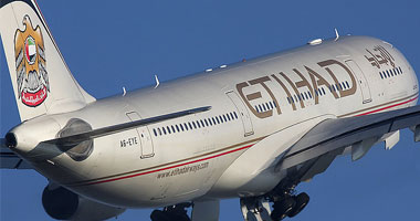 طيار بخطوط الاتحاد الإماراتية يعود بالطائرة ليسمح لمسافرين بالاطمئنان على حفيدهما