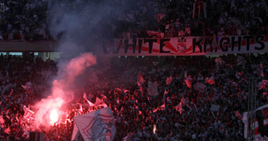 جماهير الزمالك تحتفل بتاريخ التأسيس بـ"الشماريخ"