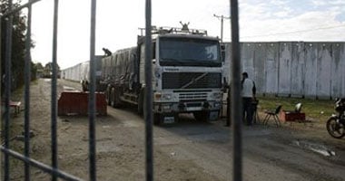 إدخال 730 شاحنة بضائع ومواد بناء لغزة عبر كرم أبو سالم