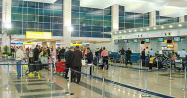 سلطات المطار تضبط راكبين قادمين من نيروبى بحوزتهما أسلحة بيضاء