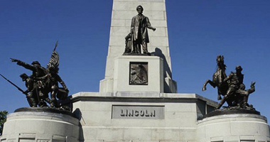 مجهولون يخربون نصب لينكولن فى واشنطن بالطلاء