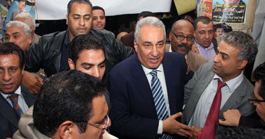 عاشور يتوجه لـ "النقابة" وسط أنصاره بعد تأكدهم من فوزه