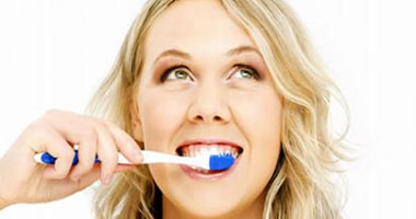 كيفية تبييض الأسنان بوصفات طبيعية بمنزلك